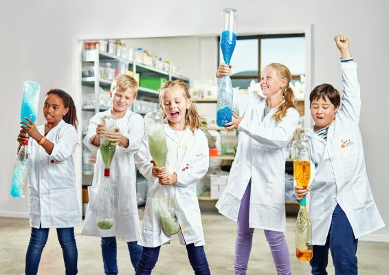 Barn som gjør eksperimenter
