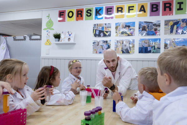 Rein Kloster lærer barna å forske